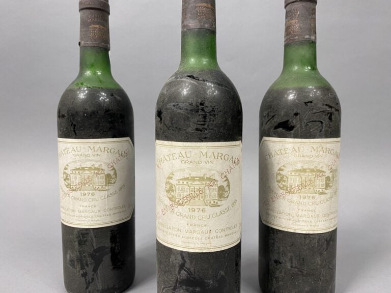 3 bouteilles Château Margaux, Premier grand cru, 1976 - (bas épaule, étiquettes…