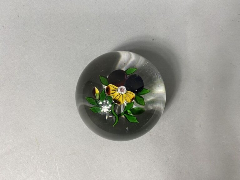 Baccarat - Presse-papiers en cristal orné d'une pensée violette et jaune sur un…