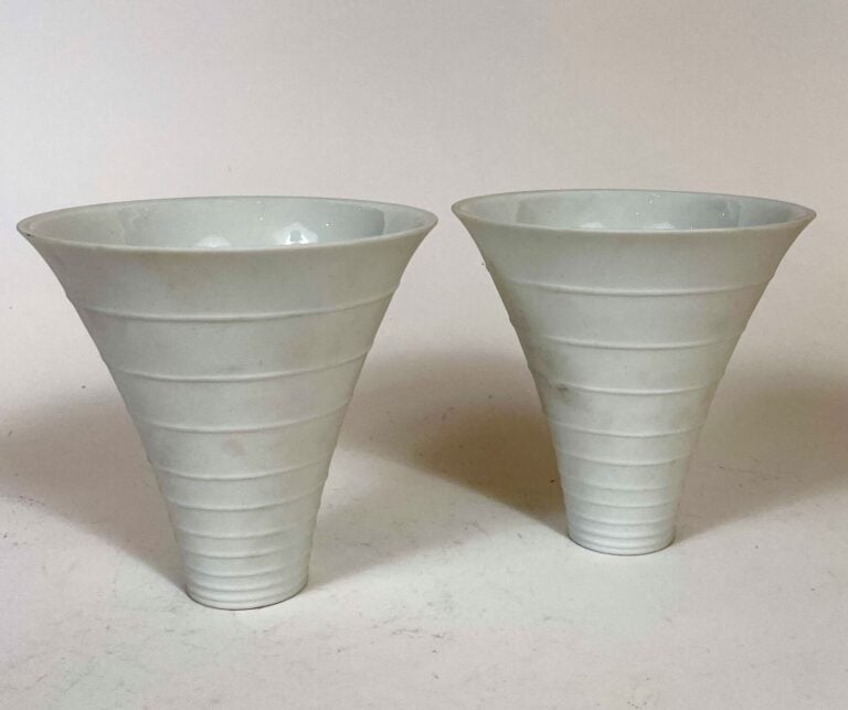 BERNARDAUD. Deux VASES CORNET en porcelaine à décor strié , collection "Diaphan…