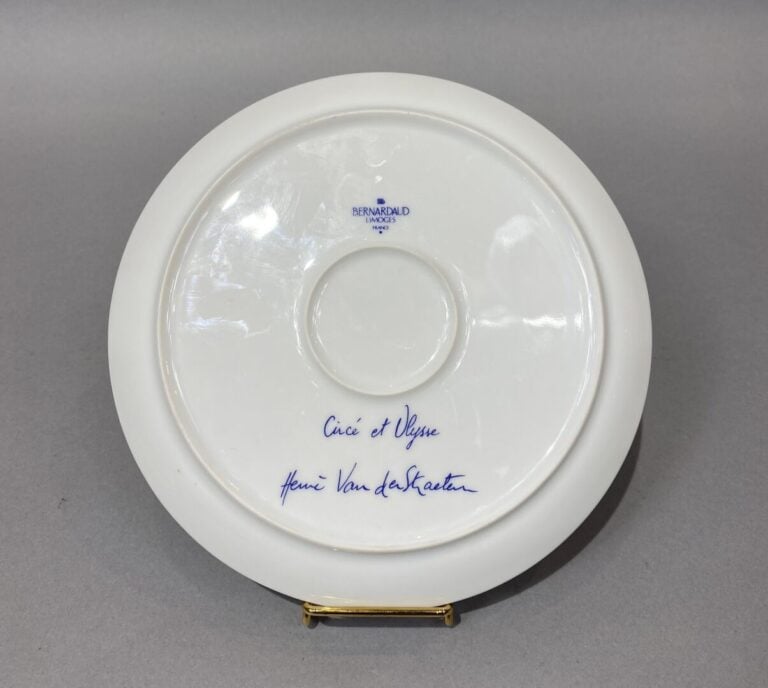 BERNARDAUD par Hervé van der Straeten - Assiette "Circé et Ulysse" à décor de p…