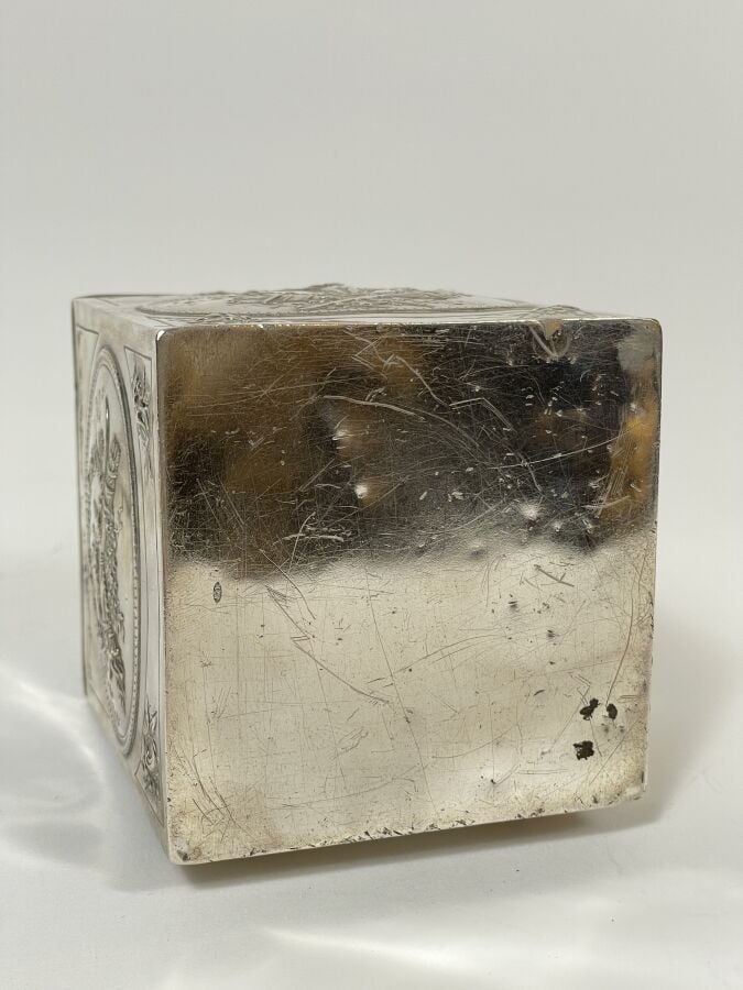 BOITE CARREE à thé en argent 800 0/00 à minima de modèle rocaille à décor de ro…