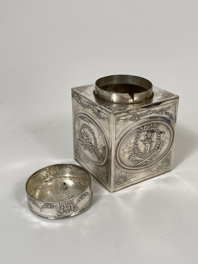 BOITE CARREE à thé en argent 800 0/00 à minima de modèle rocaille à décor de ro…