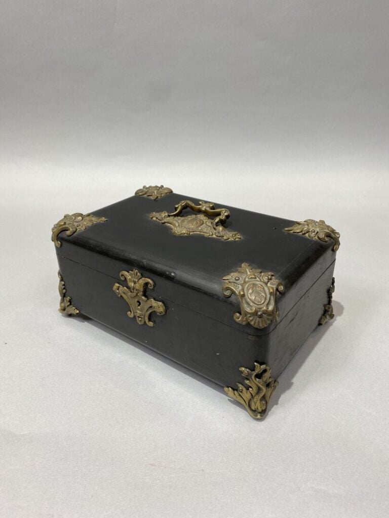 Boite en bois noirci de forme rectangulaire de style Napoléon III à décor d'orn…