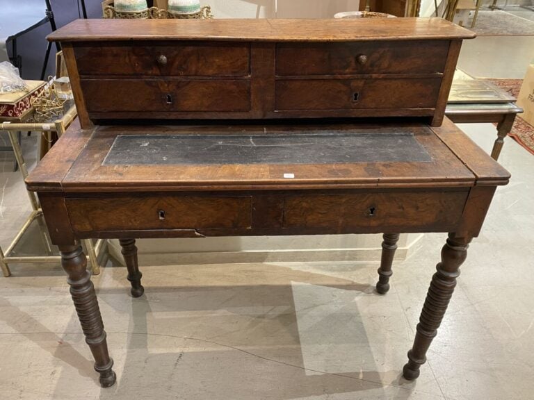 Bureau en bois à gradins ouvrant dans la partie haute par quatre tiroirs et dan…