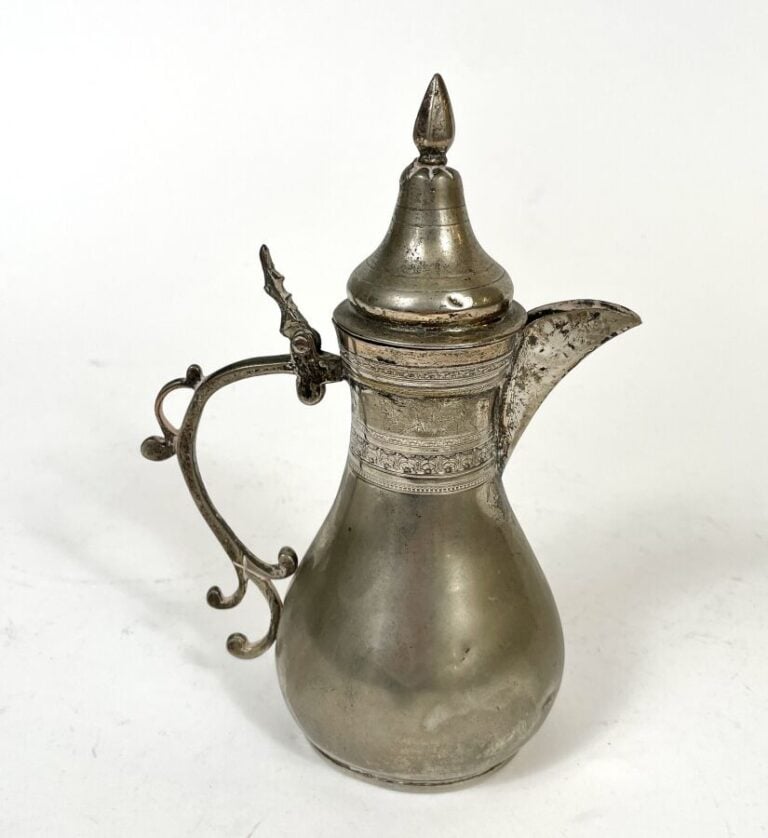 CAFETIERE tronconique en argent 800 0/00 ( ??) gravé. - Travail ottoman XX sièc…
