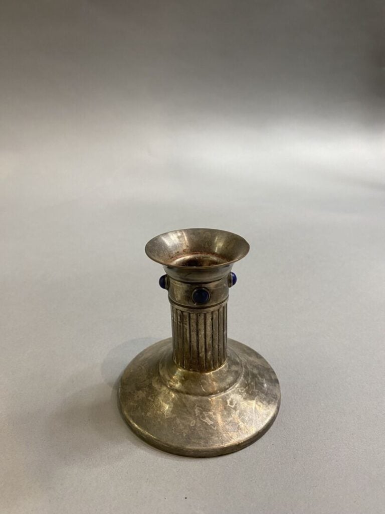 CARTIER - Bougeoir en métal argenté cannelé et sertis de pierres imitant le lap…