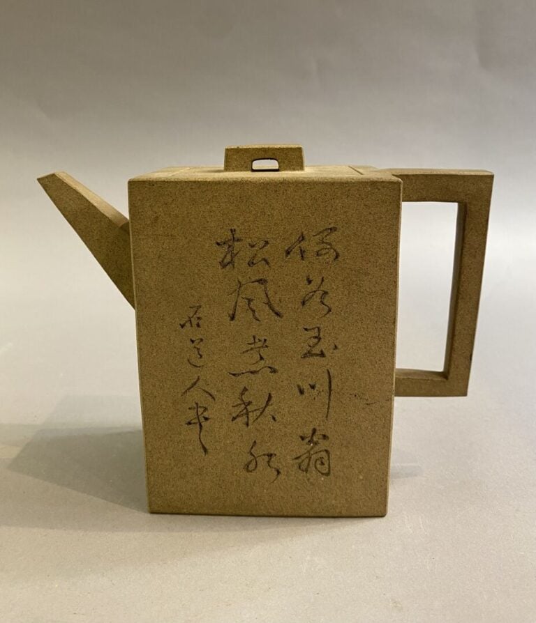 Chine - Théière en grès à décor incisé de calligraphies - Marque au dessous - H…