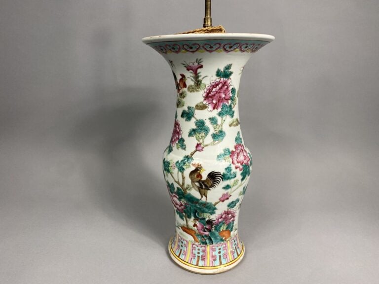 Chine - Vase balustre en porcelaine émaillée polychrome à décor de coqs dans un…