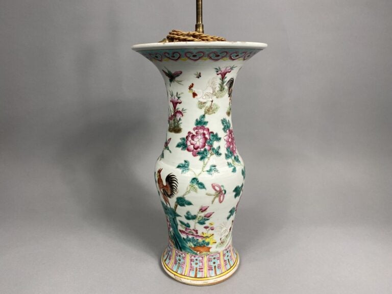 Chine - Vase balustre en porcelaine émaillée polychrome à décor de coqs dans un…