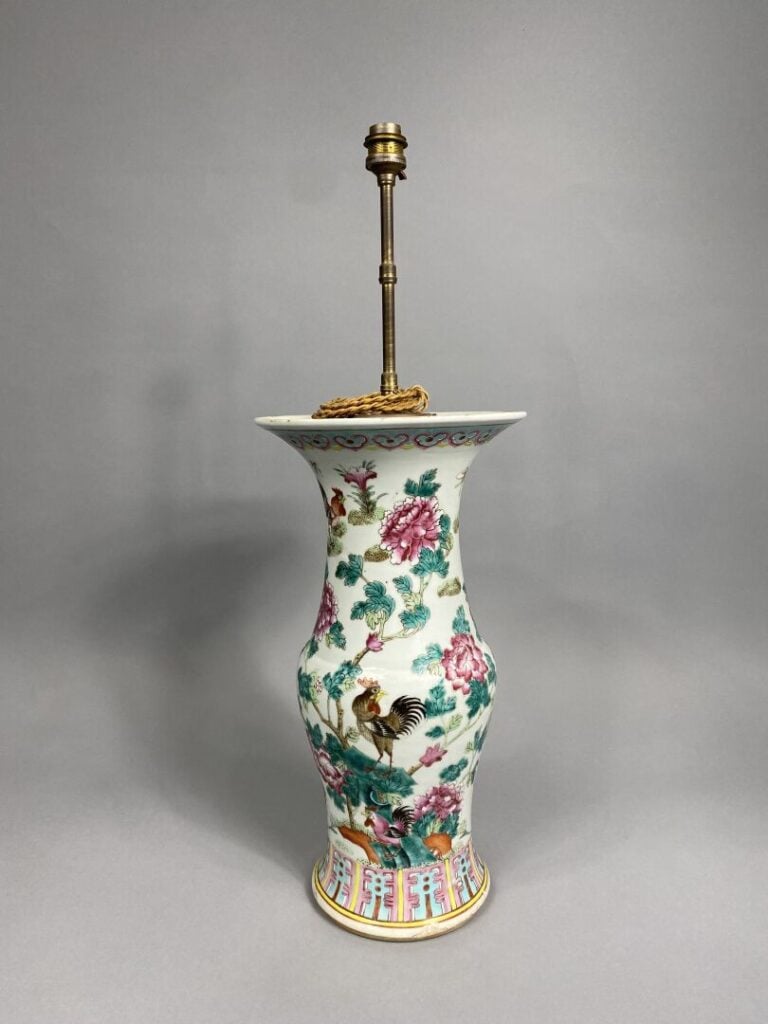 Chine - Vase balustre en porcelaine émaillée polychrome à décor de coqs dans un…