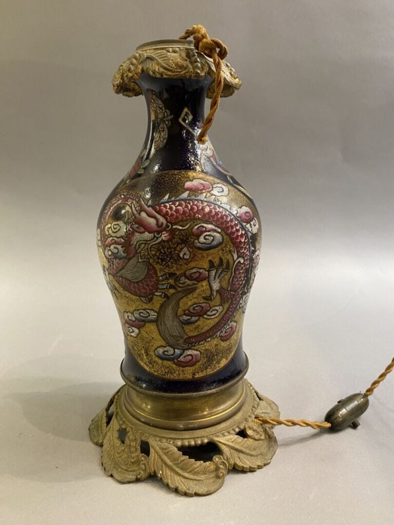 Chine - Vase en porcelaine émaillée à décor de dragons roses sur fond bleu - H…