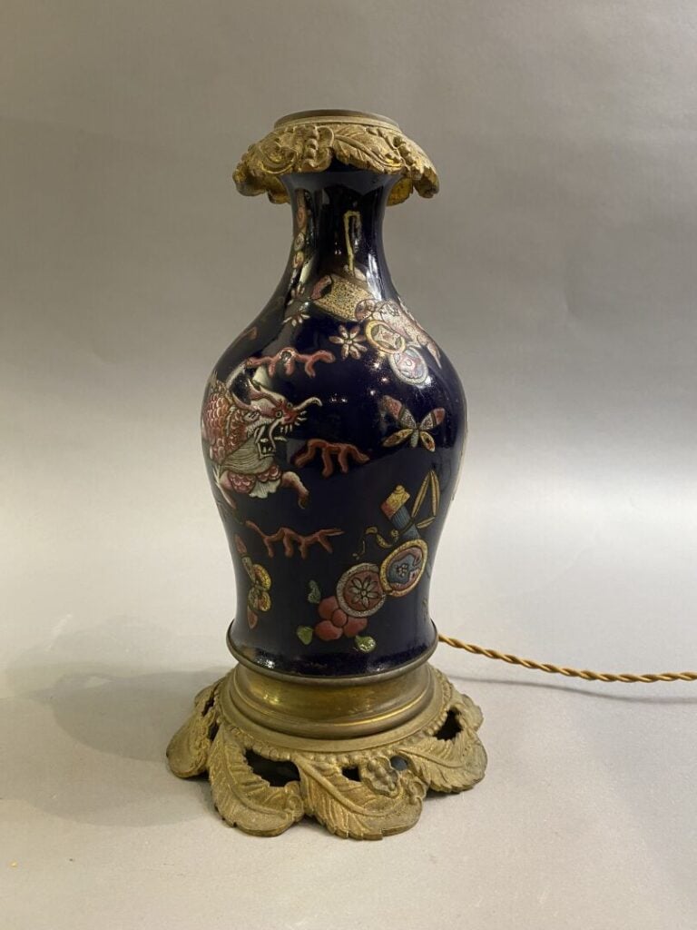 Chine - Vase en porcelaine émaillée à décor de dragons roses sur fond bleu - H…