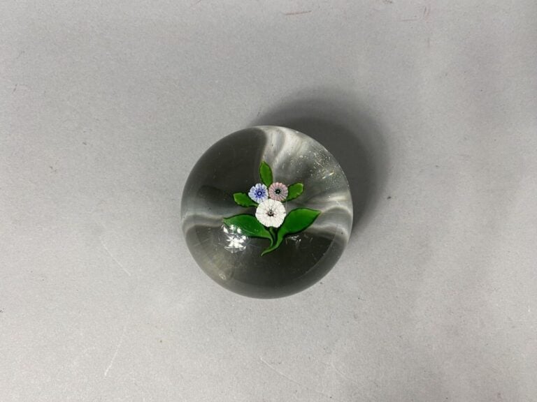 Clichy - Presse-papiers en cristal orné d'un bouquet de trois bonbons polychrom…