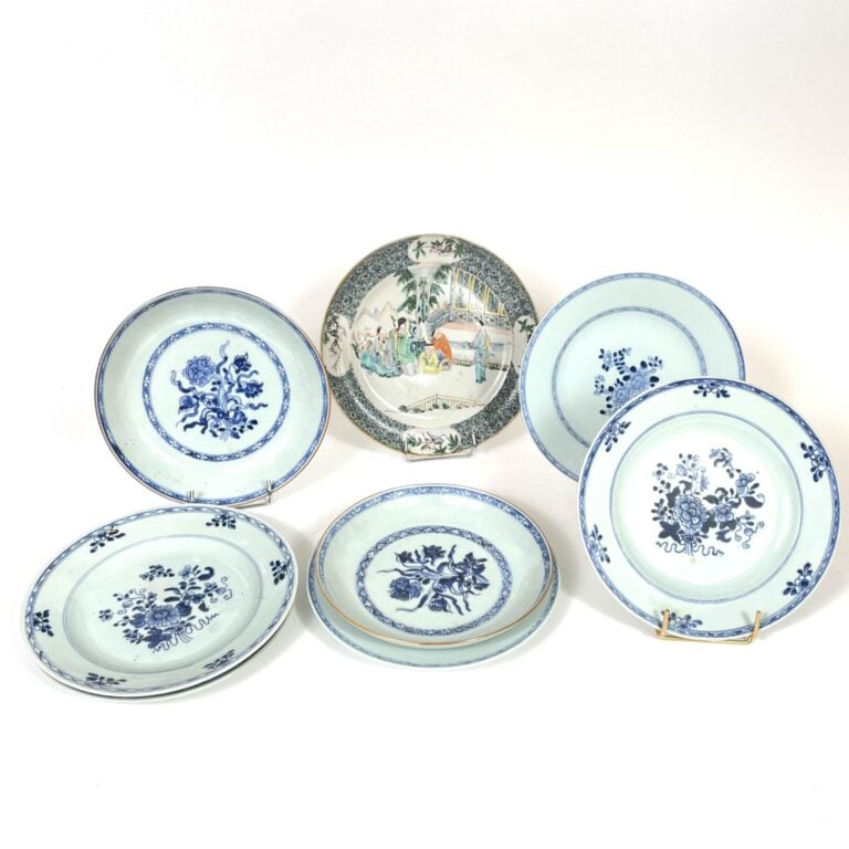 COMPAGNIE DES INDES - Ensemble de 12 ASSIETTES plates et deux assiettes creuses…