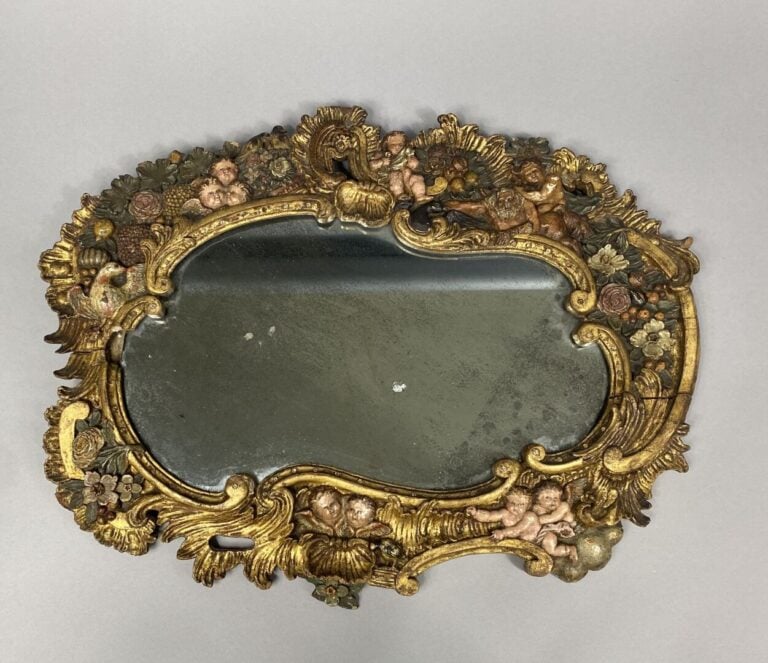 Dans le style de Louis XV - Paire de miroirs en bois mouluré sculpté à riche dé…