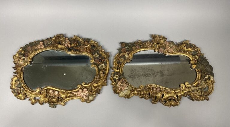 Dans le style de Louis XV - Paire de miroirs en bois mouluré sculpté à riche dé…