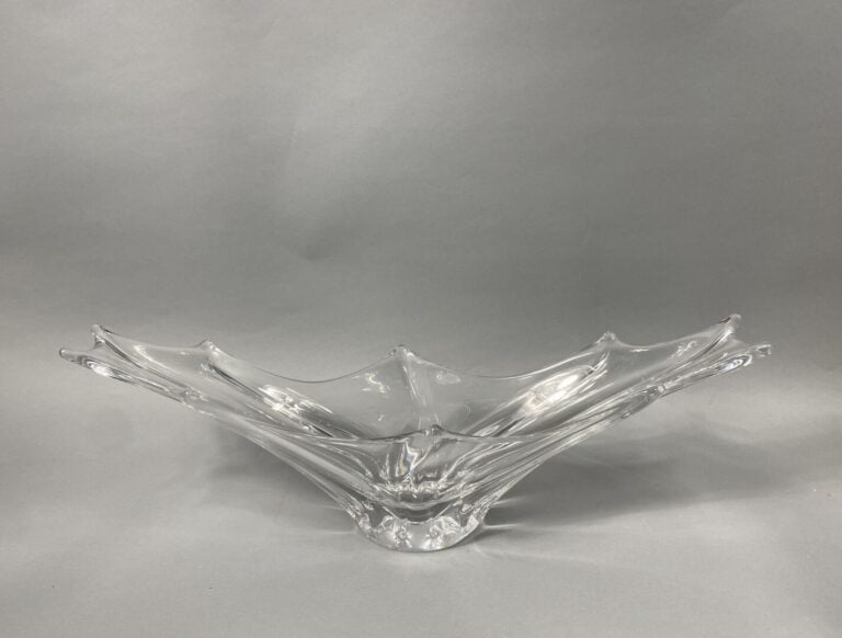 DAUM France - Coupe en cristal moulé pressé de forme étirée - Signée - 20 x 78.…