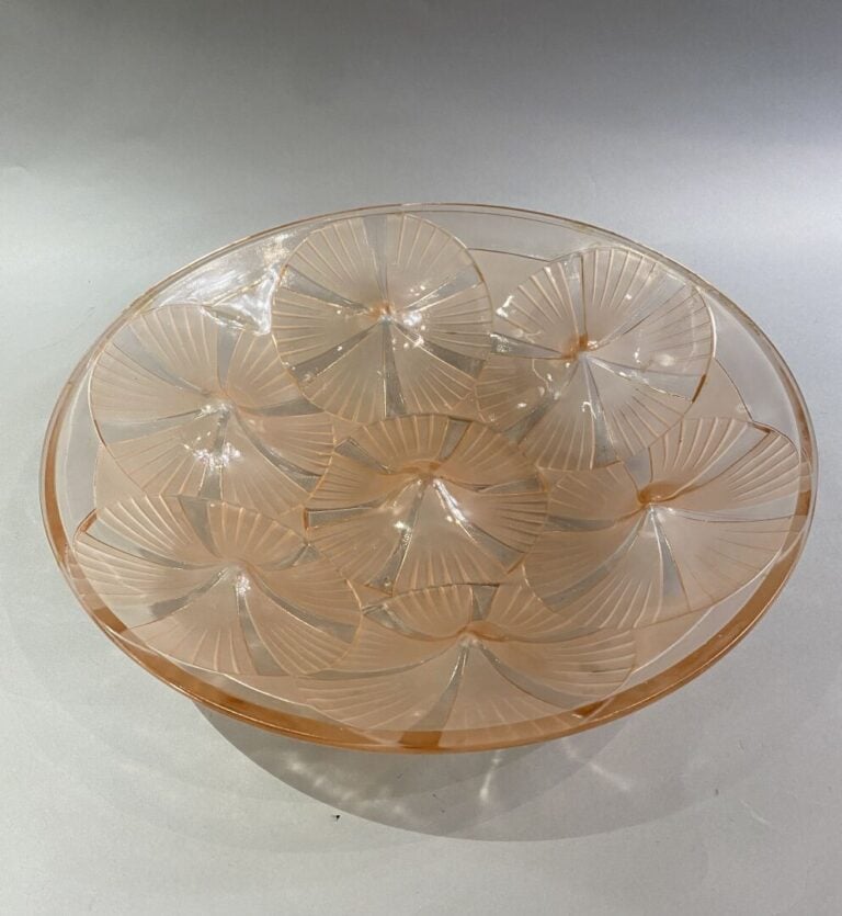 DEGUE - Coupe circulaire en verre moulé-pressé satiné rose, signée - D: 38 cm…