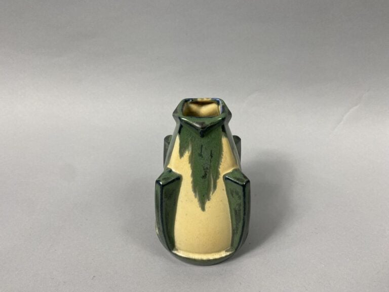 DENBAC - Vase de section carrée en céramique émaillée vert et ocre. La panse es…