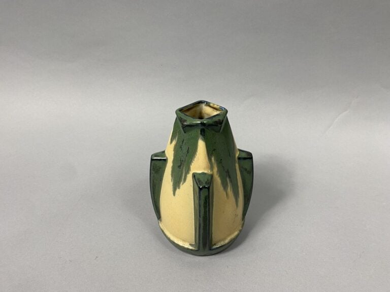DENBAC - Vase de section carrée en céramique émaillée vert et ocre. La panse es…