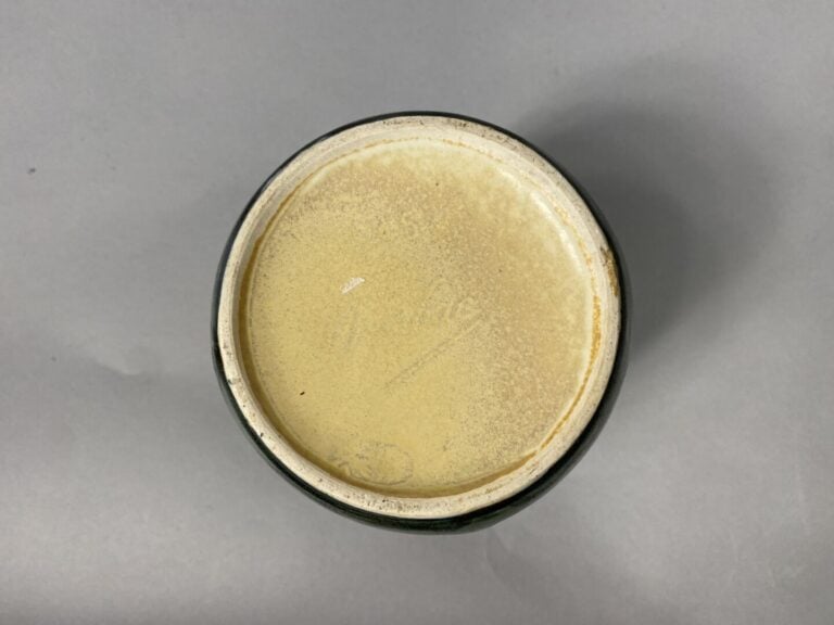 DENBAC - Vase de section carrée en céramique émaillée vert et ocre. La panse es…