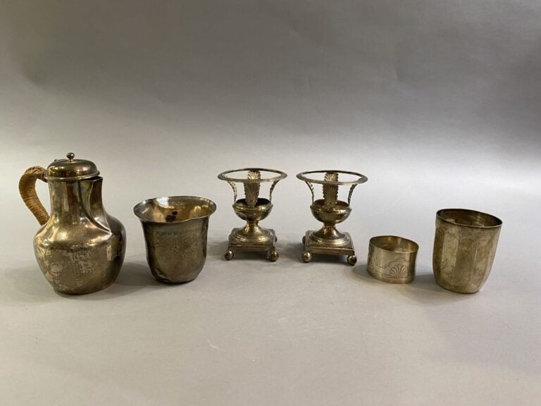 Ensemble d'objet de vitrine en argent comprenant une verseuse, deux godets, deu…