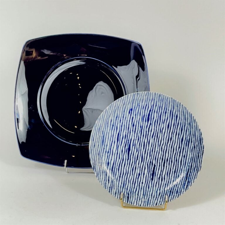 Ensemble de 15 ASSIETTES de présentation en porcelaine bleu nuit, légèrement cr…
