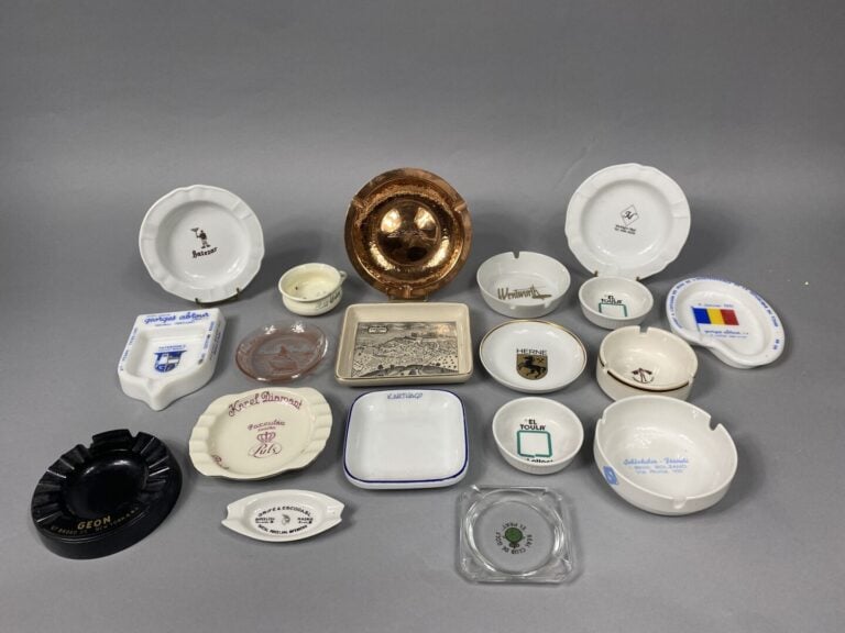 Ensemble de 19 cendriers/vide-poches, certains en céramique émaillée, porcelain…