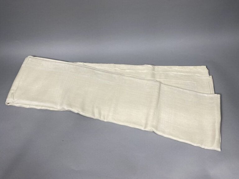 Ensemble de 2 grandes nappes en jacquard de coton, l'une grège à décor de frise…