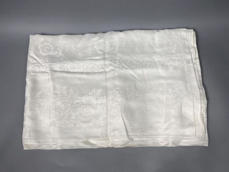 Ensemble de 2 grandes nappes en jacquard de coton, l'une grège à décor de frise…