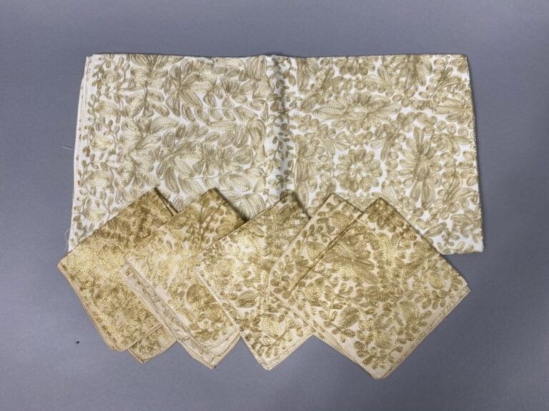 Ensemble de 2 nappes carrées à décor brodé de motifs floraux stylisés : l'une b…