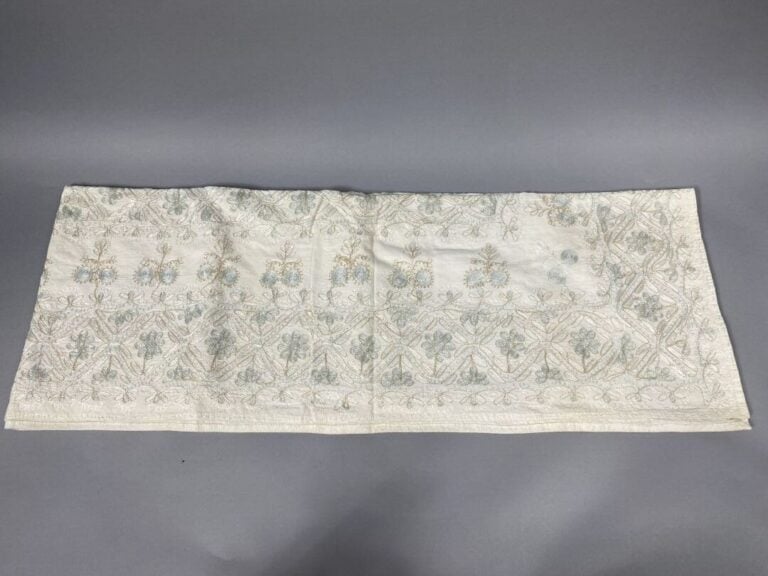 Ensemble de 2 nappes en coton blanc cassé à décor brodé de motifs floraux styli…