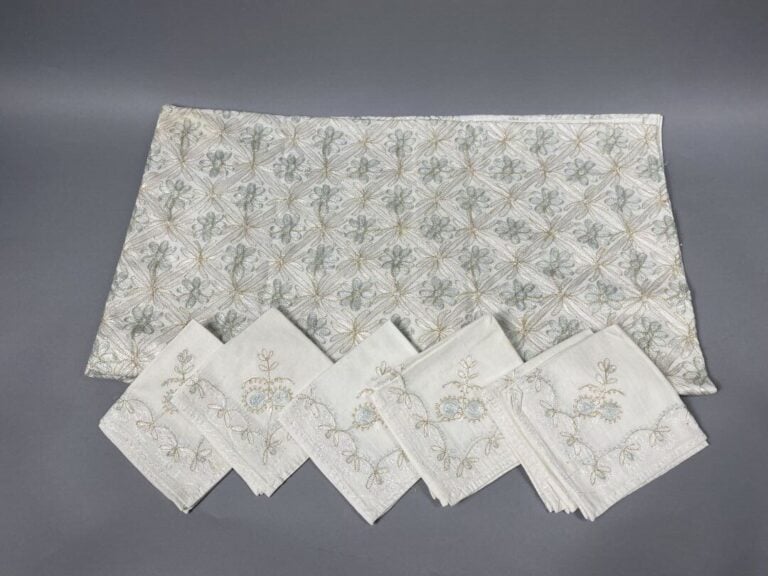 Ensemble de 2 nappes en coton blanc cassé à décor brodé de motifs floraux styli…