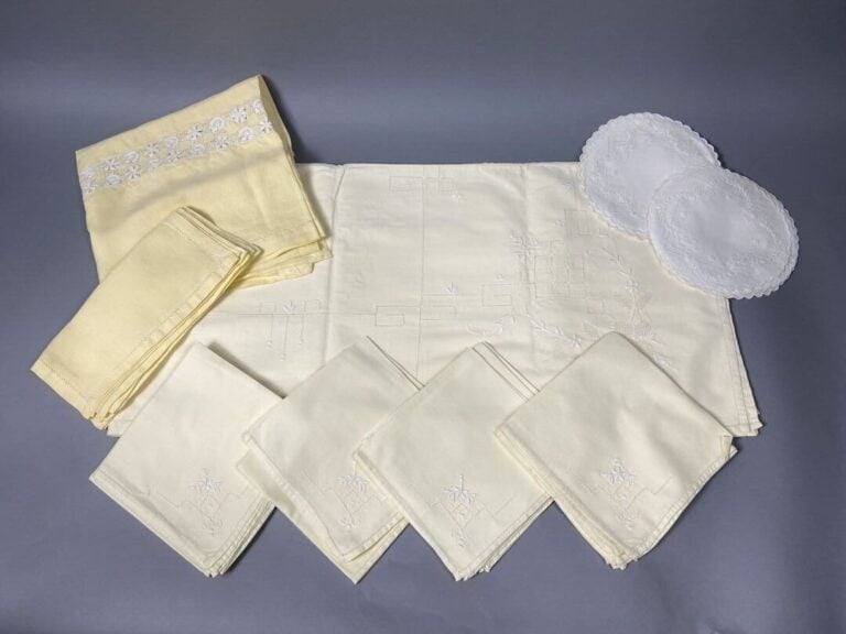 Ensemble de 2 nappes en coton jaune : l'une à décor brodé de fleurs blanches et…