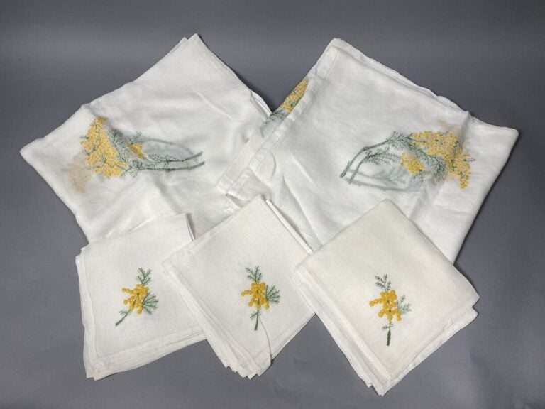 Ensemble de 2 nappes en étamine de coton blanc à décor brodé d'un motif floral…