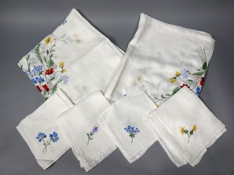 Ensemble de 2 nappes en étamine de coton blanc à décor brodé de fleurs des cham…