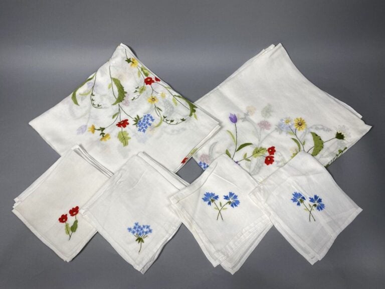 Ensemble de 2 nappes en étamine de coton blanc à décor brodé de fleurs des cham…