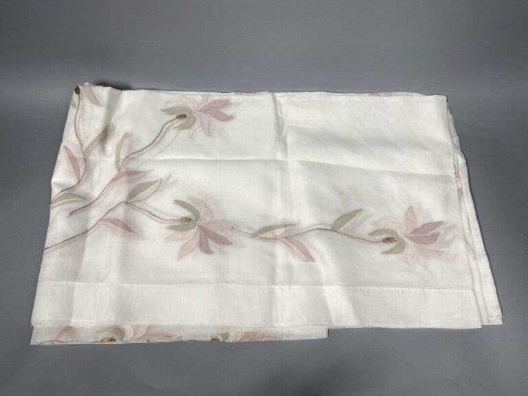 Ensemble de 2 nappes en organdi blanc à décor brodé d'un motif floral stylisé b…