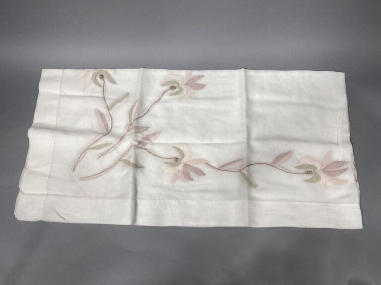 Ensemble de 2 nappes en organdi blanc à décor brodé d'un motif floral stylisé b…