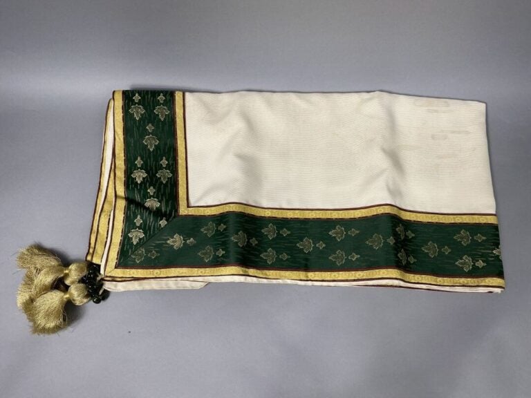 Ensemble de 2 nappes en ottoman crème rehaussé d'importants rubans polychromes…