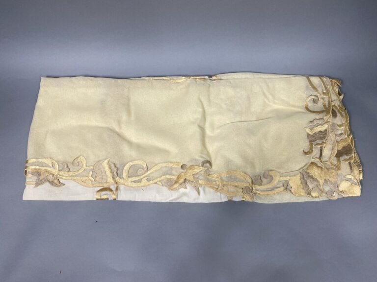 Ensemble de 2 nappes en toile crème et voile à décor brodé d'un motif floral st…