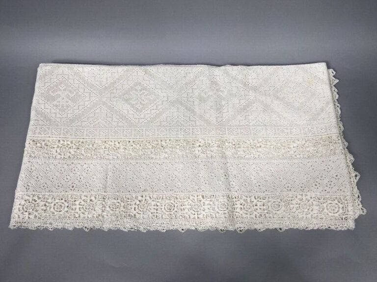 Ensemble de 2 nappes, l'une en crochet et coton blanc, l'autre en dentelle blan…