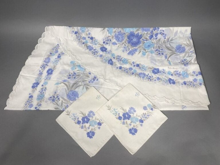 Ensemble de 2 nappes rondes : la première en coton écru à décor brodé et dentel…
