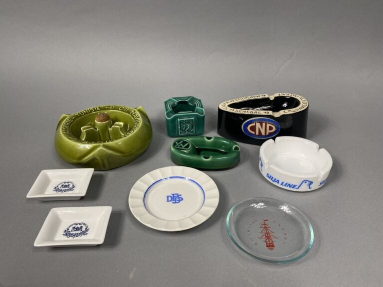 Ensemble de 9 cendriers/vide-poches, en céramique émaillée, porcelaine ou verre…