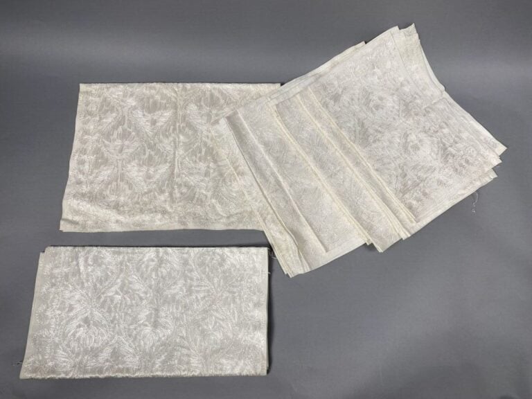 Ensemble en coton blanc à décor brodé de motifs floraux stylisés ton sur ton co…