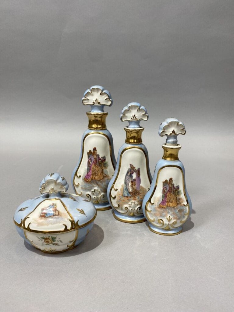Garniture de toilette en porcelaine émaillée dans les tons bleu et doré à ornée…