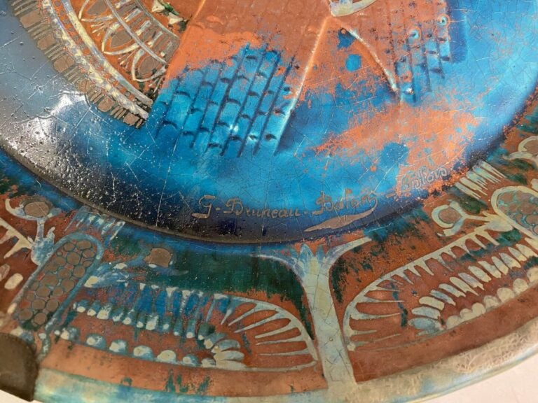 Gaston BRUNEAU BALON (1881-1965) à Blois - Grand plat en faïence polychrome à d…