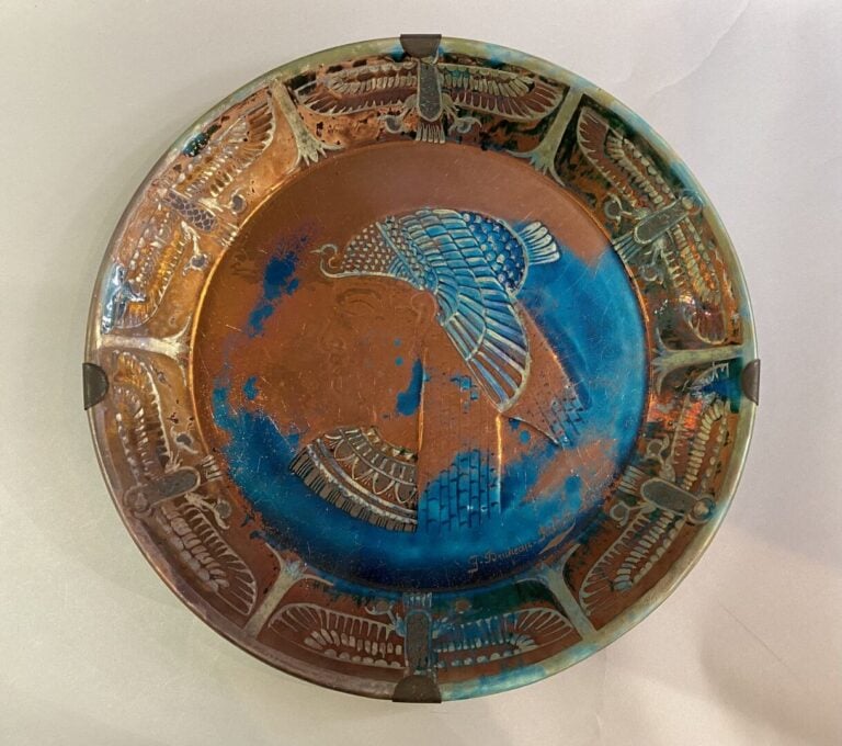 Gaston BRUNEAU BALON (1881-1965) à Blois - Grand plat en faïence polychrome à d…