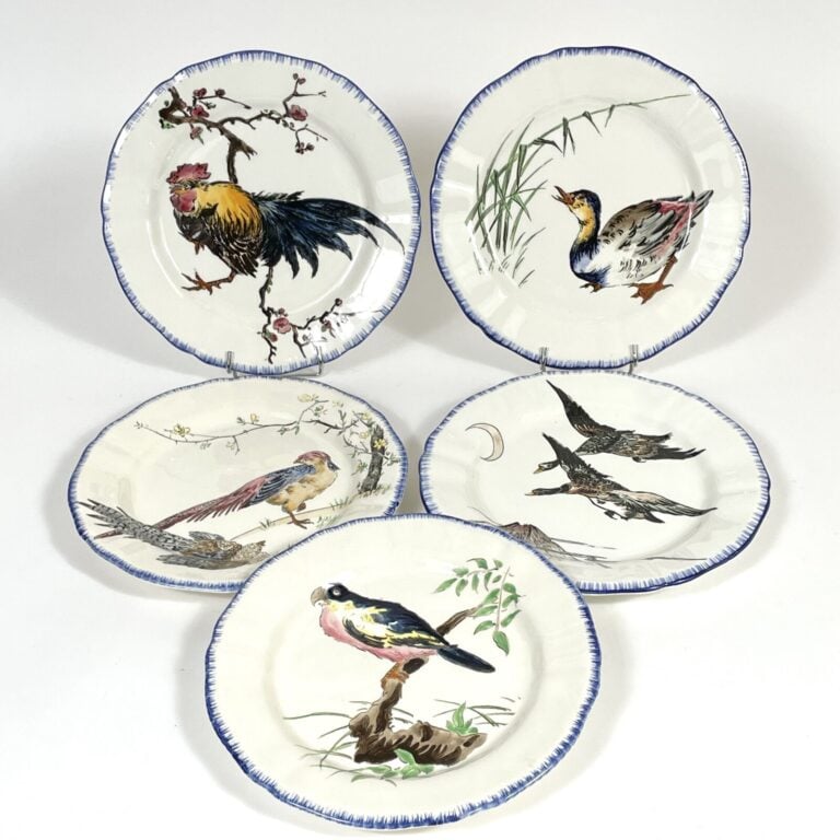 GIEN. "Les grands oiseaux" - Série de 10 assiettes en faïence à décor peint - D…