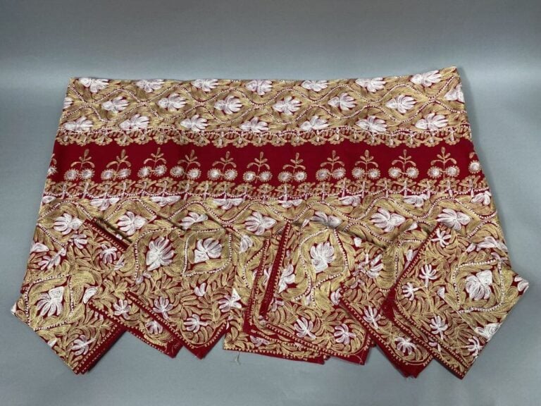 Grande nappe en coton rouge carmin à décor brodé d'un motif végétal stylisé bla…